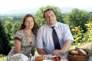 Noch träumt Florian Prantl (Andreas Giebel) von der schönen Landschaft, aber Marie Hofer (Karin Thaler) wird ihm bald klar machen, dass es Arbeit gibt.