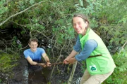 Birgit rettet Checker Julian aus dem Moor.