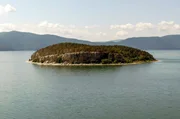 Sie liegt auf der mazedonischen Seite des Großen Prespasees: die Insel Golem Grad. Bis zu 30 Meter hoch türmen sich die Felsen über der Wasseroberfläche. Ein kleines Naturparadies für Kormorane, Schlangen und Schildkröten.