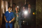 Bosch Staffel 1 Folge 4 Tatortbesichtigung mit einem Serienmörder: Jason Gedrick (in Handschellen) als Raynard Waits, Titus Welliver als Harry Bosch, Jamie Hector als Jerry Edgar.
