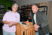 Moritz (Lennart Borchert, l.) hat den Verdacht, dass sich Michael "Michi" (Lars Pape) wieder in Yvonne verliebt hat.