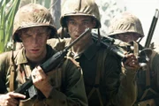 L-R: PFC Eugene Sledge (Joseph Mazzello) und Snafu (Rami Malek)