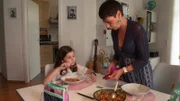 Chiara hat Diabetes und muss genau aufpassen, wie viel Zucker sie isst.