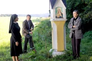 Hanna zeigt den Bachschusters die Marienstatue (v.li.: Janina Hartwig, Siegfried Terpoorten, Isolde Barth).