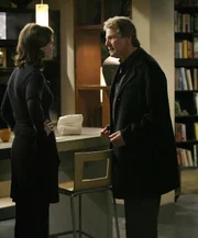 Dr. Brennan (Emily Deschanel, l.); Max Keenan (Ryan O'Neal, r.)