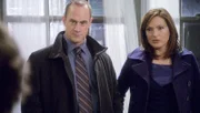 Eine Frau wurde in ihrer Wohnung vergewaltigt und ihre Lebenspartnerin brutal zusammengeschlagen. Detective Elliot Stabler und Detective Olivia Benson untersuchen den Tatort nach Spuren.