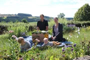 Familie Braß: Thomas (hinten li.), Hannah (hinten re.),  Vitus (vorne li.) und Ferdinand (vorne re.) mit Überraschungskiste.