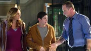 Detective Elliot Stabler (Christopher Meloni, r.) vermutet, dass Nicky Roberts (Al Calderon) sich an illegalen Faustkämpfen beteiligt. Liegt er mit seiner Vermutung richtig? Sandra Roberts (Drea de Matteo), die Mutter von Nicky, bestreitet alles.