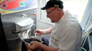 Thomas Latzke produziert das Eis in seiner Eisküche zu Hause selbst.