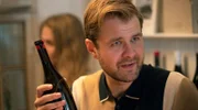 ARD Degeto CALL ME DAD, (Kald Mig Far), Folge 2, "Salat ohne Karotten", ab Freitag um 05:30 Uhr in der ARD MEDIATHEK Viktor (Magnus Haugaard) möchte Emils Freundin verklagen.