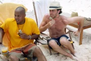 "Scrubs - Die Anfänger", "Mein Bahamas (1)." Als sie erfahren, dass der Hausmeister seine Freundin Lady auf den Bahamas heiraten möchte, entschließen sich alle der Zeremonie beizuwohnen. Doch der Aufenthalt gestaltet sich schwierig. Elliott wünscht sich sehnlichst, dass J.D. seiner Liebe zu ihr Ausdruck verleiht, zeigt sich jedoch mit keinem seiner Versuche zufrieden. Turk möchte den Kurzurlaub ohne Kind für traute Zweisamkeit nutzen, aber Carla funkt seinen Plänen gewaltig dazwischen.Im Bild (v.li.): Donald Faison (Chris Turk), Zach Braff (John 'J.D.' Dorian).