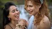 Nico (Asma El Mouden, l.) muss vorerst Abschied von ihrer besten Freundin nehmen: Emma (Hanna van Vliet, r.) wandert in die USA aus.