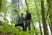 Designer und Tischler Raimund Gamerith mit dem Holzspezialist seines Vertrauens Stefan Schlager auf der Suche nach dem idealen Baum