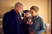 SENDER: ARD - SENDETITEL: Die Heiland - Wir sind Anwalt, Folge 1 - UNTERTITEL:  In dubio pro reo - CAPTION:  ARD DIE HEILAND - WIR SIND ANWALT, Neue Serie mit 6 Folgen, F1 "In dubio pro reo", am Dienstag (04.09.18) um 20:15 Uhr im Ersten..Paul Heiland (Rüdiger Kuhlbrodt, l.), der Vater von Romy Heiland (Lisa Martinek, r.) kommt in die Kanzlei um nach dem Rechten zu sehen. Romy soll eine Whiskey-Sorte erraten, Ada Holländer (Anna Fischer, M.) wundert sich..© ARD/Gordon Muehle - honorarfrei, Verwendung gemäß der AGB im engen inhaltlichen, redaktionellen Zusammenhang mit genannter ARD-Sendung bei Nennung: "Bild: © c ARD/Gordon Muehle" (S2). ARD Programmdirektion/Bildredaktion, Tel. 089/5900 23879, mail bildredaktion@daserste.de