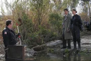 (v.l.n.r.) D.C. Polizist (Eric Stonestreet); Booth (David Boreanaz); Dr. Brennan (Emily Deschanel)