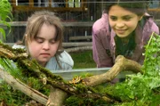 Toni (Anna Malner, li.) und Ronja (Kaya Völkers, re.) haben ein Feuersalamander gefunden