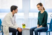 Dr. Marco Behring (Maximilian Grill) und Stefanie Grabert (Nadja Becker).