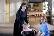 Hanna packt für die Klinik (v.li.: Janina Hartwig, Zoe Frei)