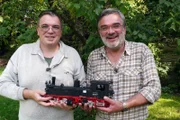 In Rheinland-Pfalz kommt die Bahn noch pünktlich, zumindest in Bernds (r.) Garten. Schon als kleiner Junge war er von Eisenbahnen begeistert. Das ist bis heute so geblieben, und nun fahren die Züge durchs Grüne. Jetzt soll die Anlage noch größer werden.