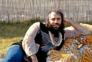 Die 70er Jahre waren schon etwas ganz Besonderes: Nicht mehr ganz so revolutionär wie die 60er, aber noch nicht ganz so bunt wie die 80er! Das wird auch in den größten Hits der 1970er Jahre deutlich: eine bunte Mischung querbeet durch alle Genres! Unter den erfolgreichsten Songs in Deutschland geht es von Demis Roussos' Schmachtfetzen wie "Goodbye My Love Goodbye" über Jahrhundert-Rocksongs wie "Heroes" von David Bowie bis hin zu zwar seltsamen, aber außergewöhnlich erfolgreichen und unvergesslichen Pop-Hits wie "Sugar Baby Love" von den Rubettes. - (Archivfoto, Demis Roussos 1973)
