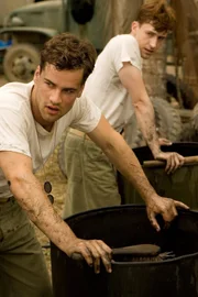 L-R: PFC Robert Oswalt (Andrew Lees), PFC Eugene Sledge (Joe Mazzello)