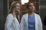 L-R: Dr. Arizona Robbins (Jessica Capshaw) und Dr. Jo Wilson (Camilla Luddington)