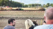 Der Wagen rasselt durch die technische Abnahme, eine Teilnahme am Rennen scheint ausgeschlossen.