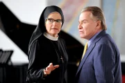 Schwester Hildegard (Andrea Sihler) wirft Bürgermeister Wöller (Fritz Wepper) hinaus.