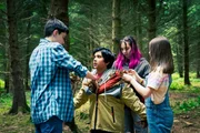 Die "Libellen"-Gruppe hat einen seltsamen energiegeladenen Stein im Waldboden gefunden. Louis (Oliver Cunliffe, l.), Meg (Katy Byrne, r.) und Kaz (Maiya Silveston, 2.v.r.) bereiten Glen (Krish Misra, 2.v.l.) für ein Experiment vor: Ob Glen wie der Spaten auch über dem Stein schweben wird?