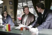 (v.l.n.r.) Dr. Brennan (Emily Deschanel); Max Keenan (Ryan O'Neal); Booth (David Boreanaz)