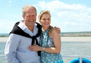 ARD/SWR DER WINZERKÖNIG III. STAFFEL, FOLGE 30, "Zukunftspläne", am Montag (19.05.14) um 10:45 Uhr im ERSTEN. Während einer idyllischen Schifffahrt eröffnen Thomas (Harald Krassnitzer, l.) und Claudia (Susanne Michel, r.) ihrer Familie endlich ihre Heiratspläne.
