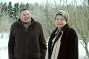 Bei einem Spaziergang nähern sich Alois und Lotte langsam an. Von links: Alois Preissinger (Erich Hallhuber sen.) und Lotte Steinbichler (Eva Christian).