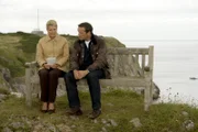Fassungslos hört Iris (Christine Mayn) zu, als Edward (Michael Roll) ihr vom Geheimnis ihres Sohnes berichtet.