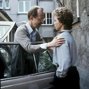 Für Siegfried und Vera Drombusch  (Hans-Peter Korff und Witta Pohl)  ist eine neue Situation entstanden: Tochter Marioan hat zum ersten Mal nicht im Elternhaus übernachtet und ist nirgendwo aufzutreiben.