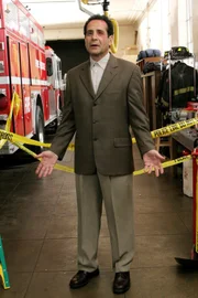 Trotz seiner vorübergehenden Blindheit kann Monk (Tony Shalhoub) mit seiner genialen Kombinationsgabe den Mordfall auf der Feuerwache aufklären.