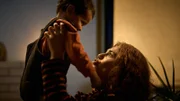 Emma (Hanna van Vliet) freut sich, dass sie nun eine eigene kleine Familie hat. Sie spielt mit ihrem Sohn Robin (Jeff Sprockel).
