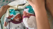 48 Stunden nach ihrer Geburt sind die Zwillinge über den Berg. Der kleine Casey muss allerdings noch beatmet werden.