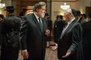 Merkt im Gespräch mit Aaron (Richard Masur, l.), wie sehr die jüdische Gemeinde in sich verschlossen ist: Henry (Len Cariou, r.) ...