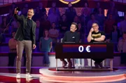 Moderator Kai Pflaume (l.) mit Rateteam-Kapitän Elton (r.) und dem Sänger Thomas Anders (M.).