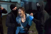 Kommissarin Nora Dalay (Aylin Tezel, M) wird von Vermummten überfallen.