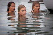 Mimmi (Allie Bertram, li.), Ondina (Isabel Durant, Mi.) und Sirena (Amy Ruffle, re.) sehen entsetzt, was ihre magischen Kräfte angerichtet haben.