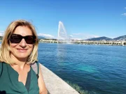 Schweiz-Korrespondentin Raphaela Stefandl in Genf vor dem Wahrzeichen ´Jet d’eau´, einem Springbrunnen im Genfersee mit einem bis zu 140 Meter hohen Wasserstrahl.
