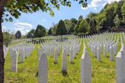 Die Gedenkstätte, die an die Ereignisse im Juli 1995 erinnert, und der Friedhof für die Opfer sind erst nach langen Bemühungen und mit finanzieller Unterstützung von UN und privaten Spendern entstanden.