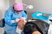 Der 25-jährige Deutsche Felix Rausche lässt sich in einer Istanbuler Klinik Haare transplantieren.
