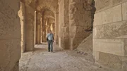 Der Archäologe Nejib Ben Lazreg geht durch die Gänge des Amphitheaters von El Jem in Tunesien.(Blink Films)
