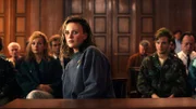 Die ehemaligen Opfer der Jugendwerkhöfe kapern den Prozess Herrichs gegen Silvias Freundin Bianca (Caroline Cousin, vorne M.). Endlich werden dei Opfer gehört! Karo Schubert (Nadja Uhl, hinten l.) und Rainer (Tillmann Eckhardt, hinten r. mit Komparsen).