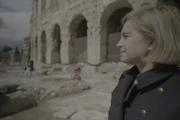 Die leitende Archäologin Federica Rinaldi vor dem Kolosseum. (Blink Films/Ben Holgate)