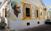 Haus in Praia, der aktuellen Hauptstadt der Kapverden, mit einem Portrait von Amilcar Cabral, Dichter, Politiker, Nationalheld.