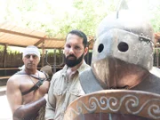 Historiker Alexander Mariotti mit zwei Gladiatoren. (Blink Films/Pete Chinn)