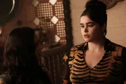 L-R: Maddy Perez (Alexa Demie) and Kat Hernandez(Barbie Ferreira)